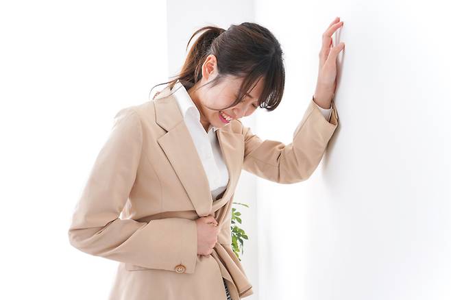 여성과 노년층의 40%는 심장마비의 전형적인 증상인 가슴통증을 겪지 않으니 주의해야 한다. 소화불량, 메스꺼움, 감기몸살로 착각하기 쉬운 피로감과 무력감, 호흡곤란, 턱과 등의 통증 등 비전형적인 심장마비 증상을 보인다. 특히 체한 것 같은 증상이나 턱이나 어깨, 등 쪽으로 통증이 퍼지는 방사통은 여성과 70대 이상 고령층에 흔히 나타난다. 사진=게티이미지뱅크