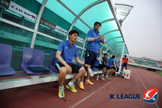 2015년 안양 감독대행과 코치로 함꼐 벤치에 앉아있는 이영민(왼쪽)과 유병훈(한국프로축구연맹 제공)