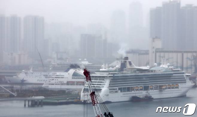 3일 부산 동구 부산항국제여객터미널에 실버씨 소속 '실버 문'호(SILVER MOON·4만톤급, 정원 660명), 씨본 크루즈 라인 소속 씨번 써전' 호(SEABOURN SOJOURN·3만2000톤급, 정원 450명), 로열 캐리비안 소속 '세레나데 오브 더 씨즈'호(SERENADE OF THE SEAS·9만톤급, 정원 2700명)가 접안해 있다. ⓒ News1 윤일지 기자