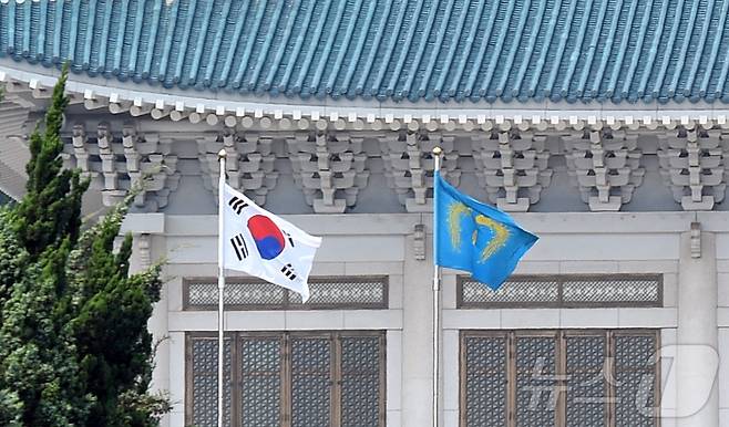 대통령 집무실이 청와대로 공식 이전함에 따라 오는 29일부터 봉황기가 청와대에 게양된다. 대통령실은 24일 언론 공지를 통해 "봉황기가 29일 0시 용산 대통령실에서 하기됨과 동시에 청와대에 게양된다고 밝혔다. 대통령실 공식 명칭도 봉황기 게양에 맞춰 청와대로 변경된다. 사진은 지난 2017년 6월9일 청와대에 걸린 봉황기 모습. (뉴스1 DB) 2025.12.24/뉴스1 ⓒ News1 김진환 기자