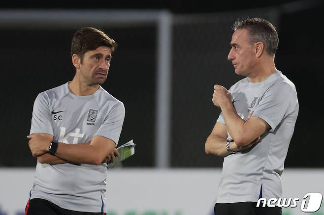 코스타 수석코치(왼쪽)와 파울루 벤투 감독. 2022.11.29/뉴스1 ⓒ News1 이광호 기자