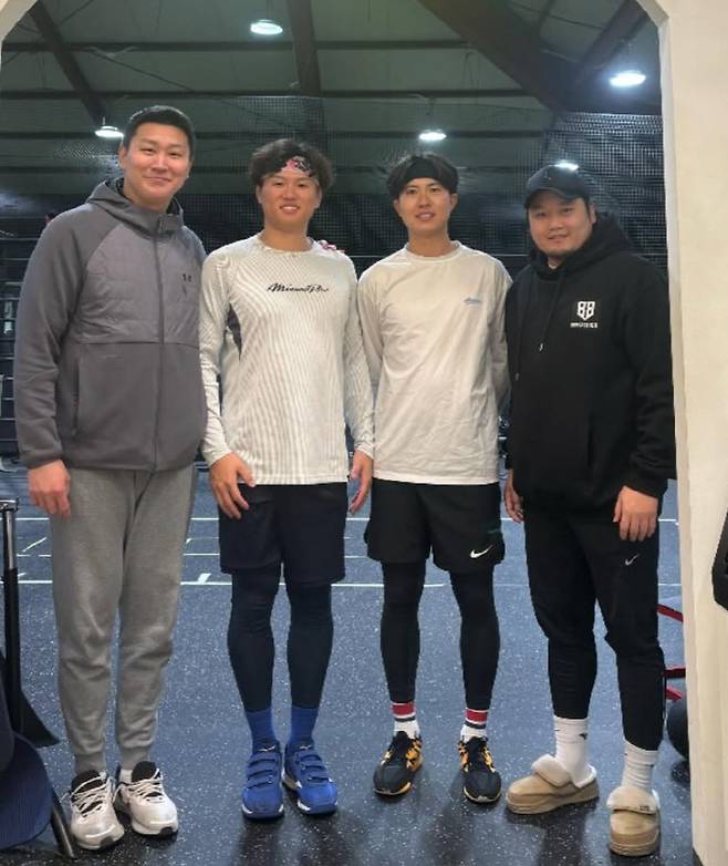 이원준 코치, 와카마츠 나오키, 교야마 마사야, 김태훈 코치(왼쪽부터). 사진=브라더스포츠아카데미 SNS