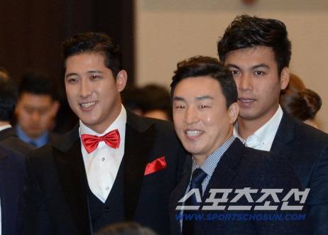 2016 KBO 리그 골든글러브 시상식이 13일 서울 양재동 더케이호텔에서 열렸다. 황재균 손아섭 김문호가 시상식장으로 들어서고 있다. 

양재동=허상욱 기자 wook@sportschosun.com/2016.12.13/