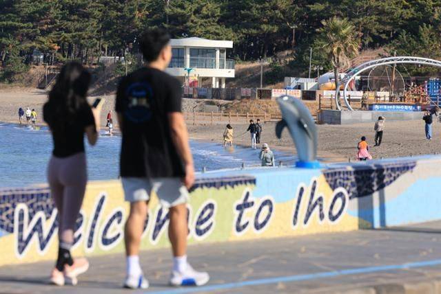19일 오전 제주시 이호해수욕장을 찾은 관광객들이 가벼운 옷차림으로 산책하고 있다. 연합뉴스