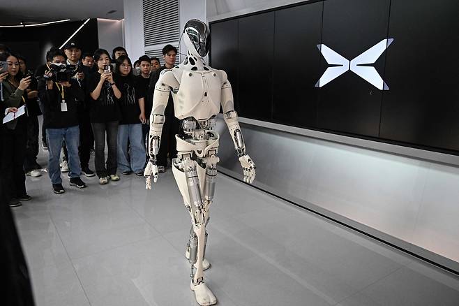 중국 샤오펑의 휴머노이드 로봇. / AFP 연합뉴스