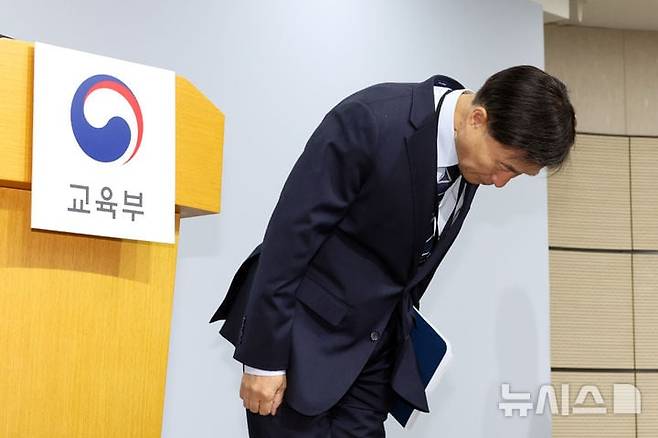 올해 대학수학능력시험에서 킬러 문항, 오류 문항 등 '불수능'이 논란을 빚자 전격 사임한 오승걸 한국교육과정평가원장. /뉴시스