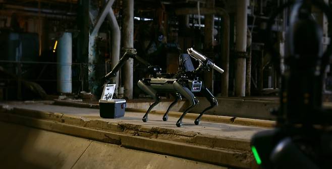 보스턴다이내믹스의 로봇 개 '스팟'이 군인의 조종에 따라 폭발물을 처리하는 모습. /보스턴다이내믹스 홈페이지 캡처