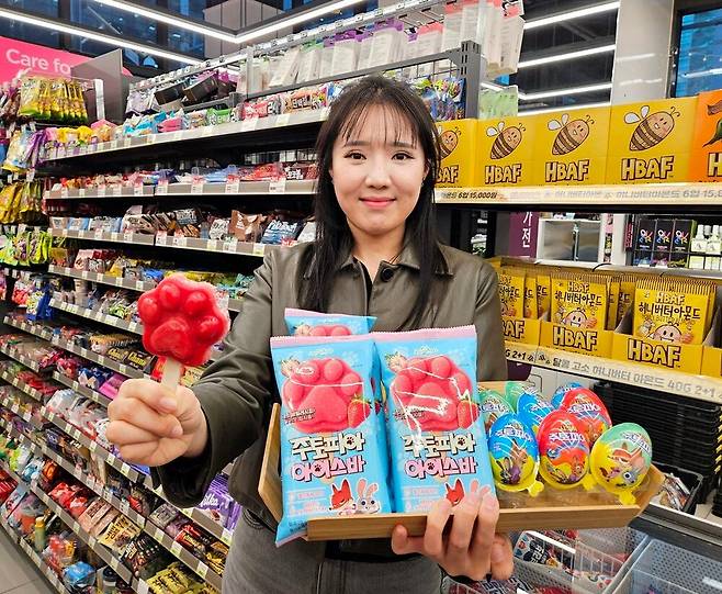 CU는 디즈니 애니메이션 영화 주토피아에 등장하는 아이스크림을 실제 상품으로 구현한 '주토피아 아이스바'를 다음 달 7일 출시한다./CU제공