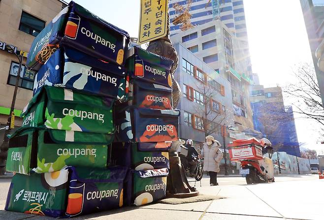 2일 서울 중구 한 빌딩 앞에 쿠팡 배송박스들이 쌓여 있다./뉴스1