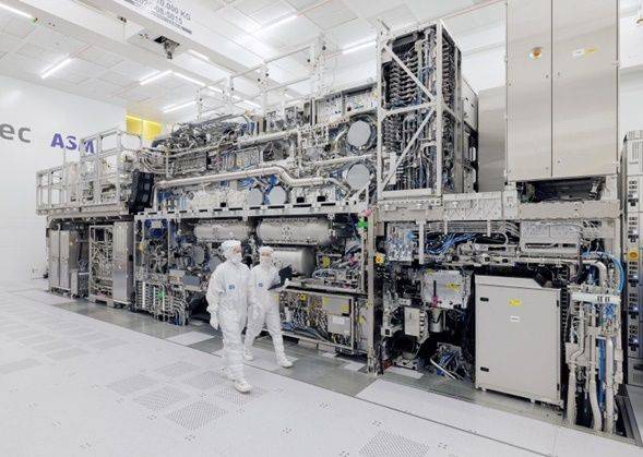 2023년 11월20일 네덜란드 펠트호번에 있는 ASML 본사에서 엔지니어들이 최첨단 하이-NA 극자외선(EUV) 노광장비 앞을 지나가고 있다. ⓒ 로이터/연합뉴스