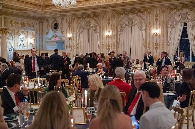 24일 마러라고에서 열린 성탄절 전야제에 트럼프 대통령 부부가 참석했다. 팜비치=AP 뉴시스