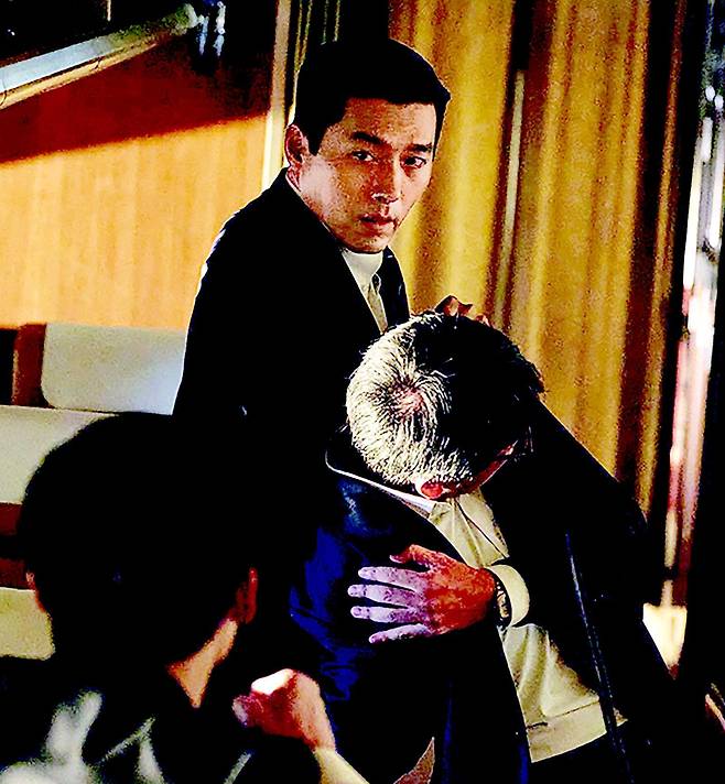 24일 공개된 ‘메이드 인 코리아’ 1회 중 한 장면. ‘메이드 인 코리아’는 1970년대 일본 야쿠자와 손잡고 마약을 팔아 부와 권력을 잡으려는 중앙정보부 정보과장 백기태(현빈)와 그를 잡으려는 검사 장건영(정우성)의 대결을 그린다.디즈니+ 제공