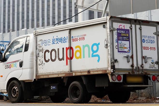 김범석 쿠팡 의장이 공식 사과문을 발표한 28일 서울시내 한 쿠팡 물류센터에 배송트럭이 주차돼있다.  2025.12.28/뉴스1