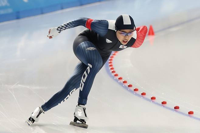 11일(현지 시간) 중국 하얼빈 헤이룽장 스피드스케이팅 오벌에서 열린 2025 하얼빈 동계 아시안게임 스피드스케이팅 여자 1000m 경기에서 이나현이 질주하고 있다. 2025.02.11. [하얼빈(중국)=뉴시스]