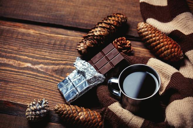 다크 초콜릿에 풍부한 테오브로민 성분의 혈중 농도가 높을수록 세포 노화 속도가 느리다는 연구 결과가 나왔다. 다만 연구는 인과관계를 입증하지 못해 초콜릿 섭취가 노화를 늦춘다고 단정할 수는 없다.