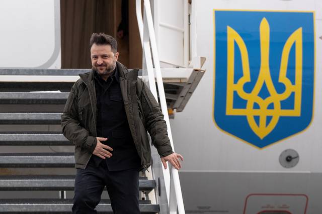 볼로디미르 젤렌스키 우크라이나 대통령이 27일(현지시간) 마크 카니 캐나다 총리를 만나기 위해 캐나다에 도착하고 있다. [로이터=연합뉴스]