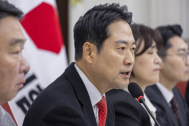 장동혁 국민의힘 당대표가 28일 국회 본청에서 기자간담회를 열고 통일교 특검과 내란전담재판부법, 민주당의 3대 특검 종합 특별검사 추진과 관련한 발언을 하고 있다.<연합뉴스>