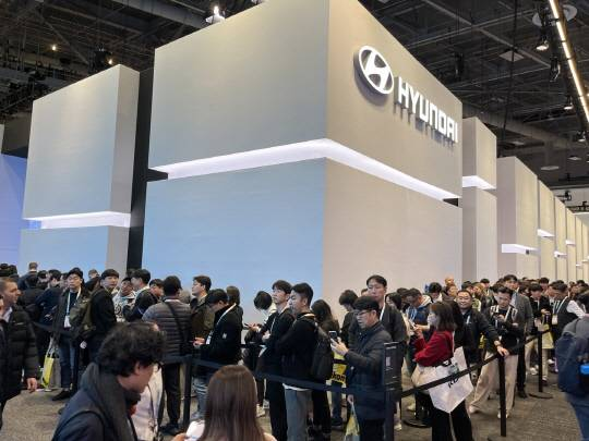 ‘CES 2024’에서 현대자동차 부스에 입장하기 위해 관람객들이 긴 줄을 형성하고 있다. 장우진 기자