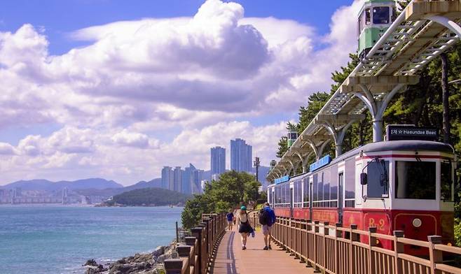 '해변열차'와 스카이캡슐'이 운행되는 해운대블루라인파크가 부산을 찾는 외국인 관광객 두명 중 한명이 찾는 관광 핫플레이스로 인기를 누리면서 올 한해만 300만명이 넘는 이용객들 기록하고 있다. 해운대블루라인(주) 제공