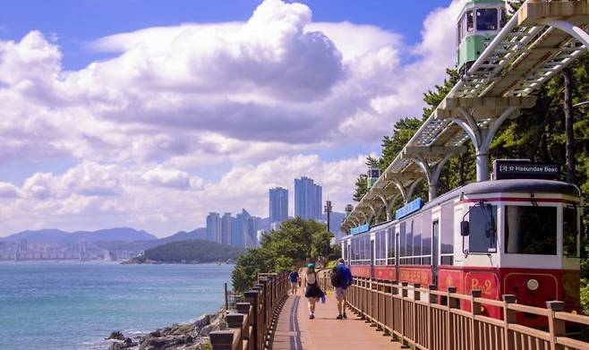 '해변열차'와 스카이캡슐'이 운행되는 해운대블루라인파크가 부산을 찾는 외국인 관광객 두명 중 한명이 찾는 관광 핫플레이스로 인기를 누리면서 올 한해만 300만명이 넘는 이용객을 기록하고 있다. 해운대블루라인(주) 제공