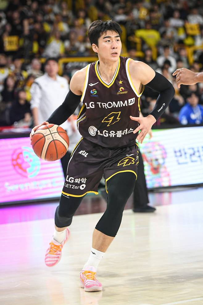 LG 양홍석이 28일 창원체육관에서 열린 정관장과의 2025~26 LG전자 프로농구 정규리그 홈경기서 공격을 시도하고 있다. 사진=KBL