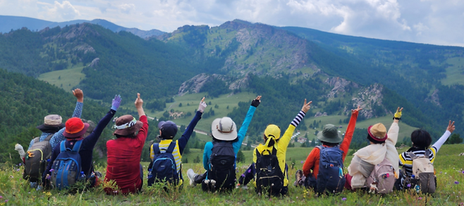 몽골올레 길 참가자들. 걷는 경험이 지역의 일상과 이어진다. (오마이컴퍼니)