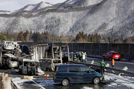 日 눈길 고속도로서 차량 60여대 연쇄 추돌...2명 사망. 교도=연합뉴스
