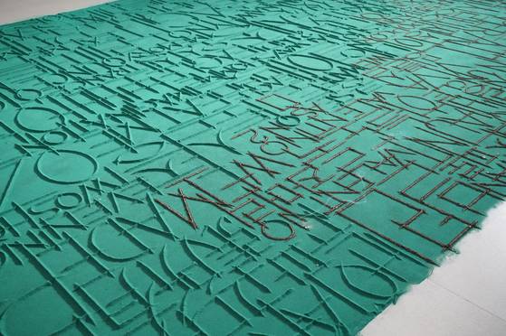 오인환의 '남자가 남자를 만나는 곳, 서울'. 서울의 장소들을 적은 향가루가 전시 기간 내내 타들어간다. 2019~2020년 예술의전당 서울서예박물관 설치 모습. 사진 오인환