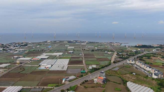 제주 제주시 한림읍 앞바다에 들어선 ‘한림해상풍력발전’.  5.56MW급 터빈 18기가 설치된 ‘한림해상풍력발전’은 순수 국산 기술로 만든 국내 최대 규모 해상풍력발전단지다.