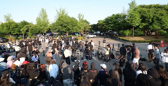 방탄소년단(BTS)의 지민과 정국이 제대하는 지난 6월 11일 오전 경기도 연천군 연천공설운동장에 아미(방탄소년단 팬덤명)들과 취재진들로 북적이고 있다. 사진=뉴스1