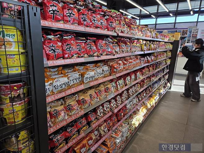 26일 서울 영등포구 여의도 한강공원에 있는 한 편의점에 라면이 진열돼있다./사진=박수림 기자