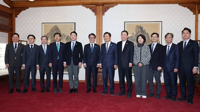 김민석 국무총리(왼쪽 여섯번째), 정청래 더불어민주당 당대표(왼쪽 일곱번째) 등 21일 서울 종로구 총리공관에서 열린 고위당정협의회 참석자들이 기념촬영하고 있다. 2025.12.21. 사진=한경 문경덕 기자