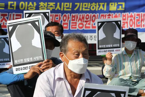 충북 청주시 북이면 주민들의 집단 암 발병과 소각시설 간의 연관성 재조사를 촉구하는 집회에 참석한 시민. 연합뉴스