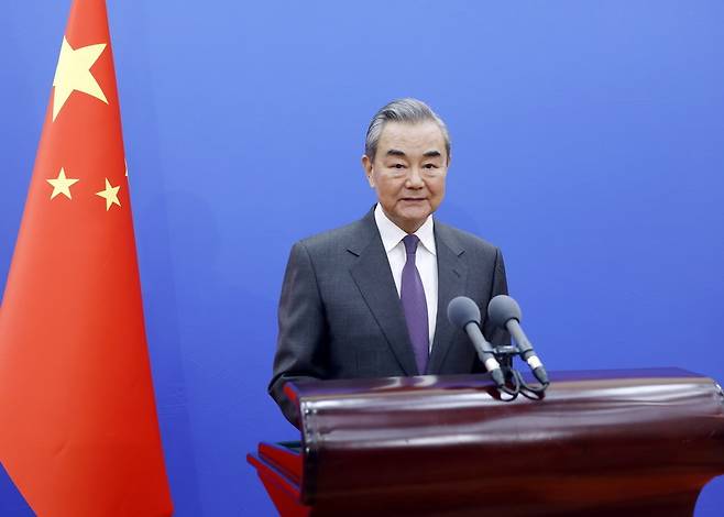 왕이 중국 공산당 중앙외사판공실 주임 겸 외교부장.  중국 외교부