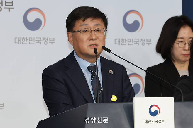 김성환 기후에너지환경부 장관이 지난 10일 정부서울청사 브리핑실에서 2035 국가온실가스 감축목표(NDC) 및 제4차 계획기간 배출권 할당계획에 대해 브리핑하고 있다. 정효진 기자