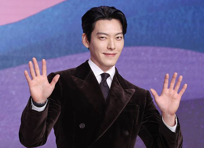 Actor Kim Woo-bin poses for photos at a press conference for the Netflix series “Genie, Make a Wish” held at Josun Palace in southern Seoul on Sept. 29. [YONHAP]