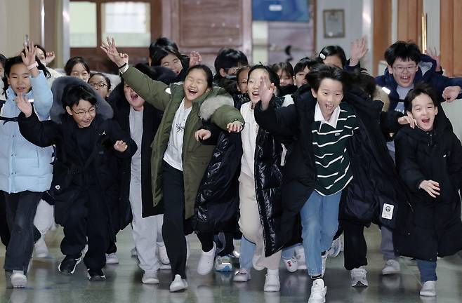 Children are seen at an elementary school in Suwon, Gyeonggi, as the winter break season begins on Dec. 16. [NEWS1]