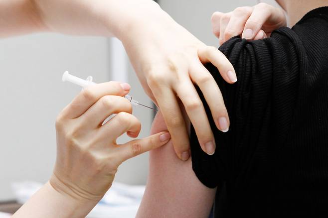 A patient receives a human papillomavirus vaccine at Kyung Hee University Hospital in this file photo provided by the hospital. [KYUNG HEE UNIVERSITY HOSPITAL]