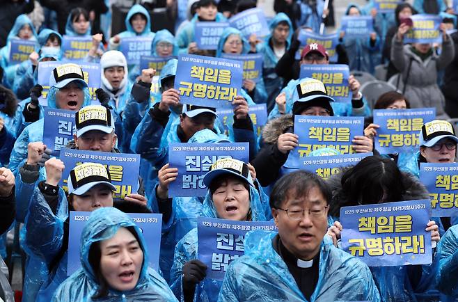 Bereaved families of the Jeju Air crash demand an impartial investigation and punishment of the people responsible for the accident during a memorial event held in central Seoul on Dec. 20. [NEWS1]