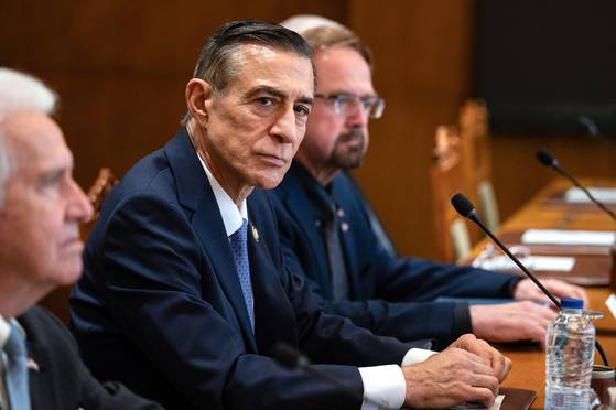 Republican Congressman Darrell Issa, House Foreign Affairs Committee Vice Chairman, attends a meeting with Egyptian foreign minister at the Foreign Affairs Ministry headquarters at the New Administrative Capital in Cairo, Egypt, on Feb. 16 [EPA/YONHAP]