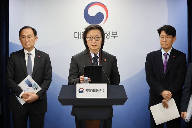 주병기 공정거래위원장이 19일 서울 종로구 정부서울청사에서 업무보고 사후 브리핑을 하고 있다. 연합뉴스