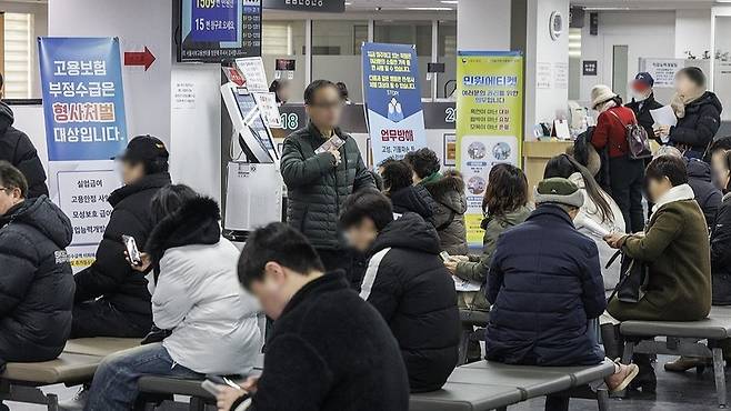 서울의 한 고용복지플러스센터를 찾은 시민들 / 사진=연합뉴스