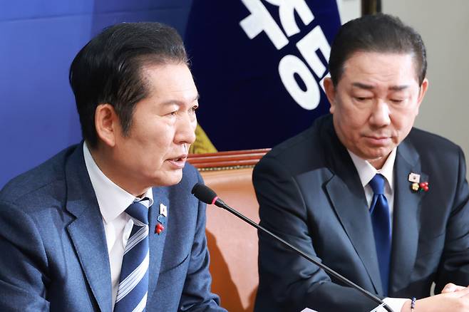 정청래 더불어민주당 대표가 지난 24일 국회에서 열린 최고위원회의에 참석해 발언하고 있다. 오른쪽은 김병기 원내대표. [연합뉴스]