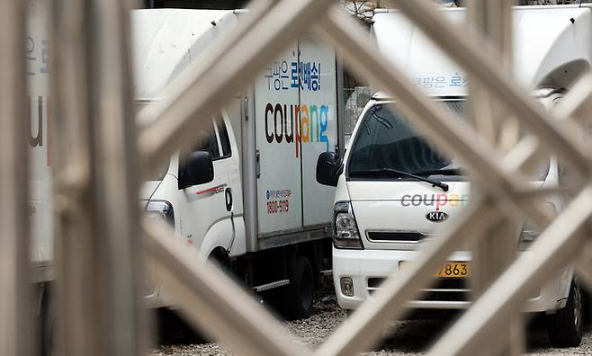 서울 시내 한 주차장에 주차된 쿠팡 배송 차량. [연합뉴스]