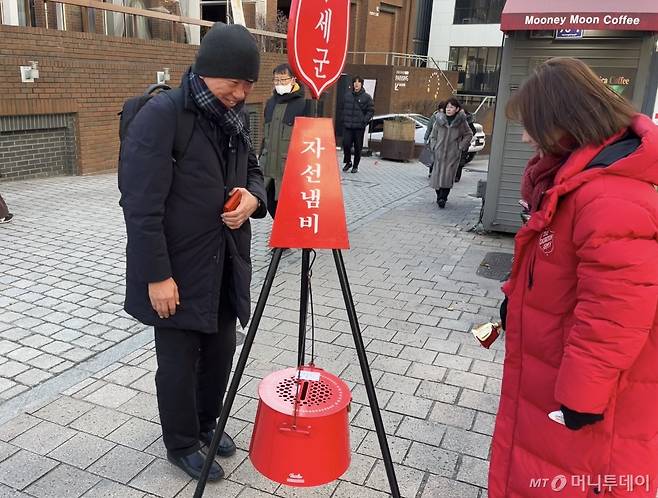 박영구씨(61)가 자선냄비에 기부금을 모금하고 있다. /사진=이정우 기자.