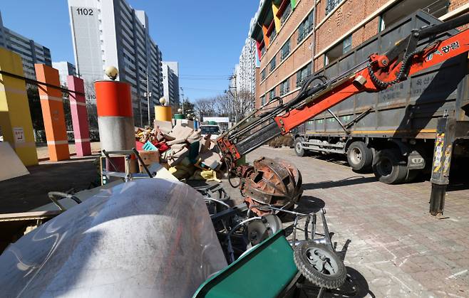 (안산=뉴스1) 김영운 기자 = 저출생으로 인한 학령 인구 감소로 올해 문을 닫는 초·중·고교가 전국에 49곳인 것으로 집계된 가운데 사진은 24일 오전 올해 3월 1일자로 폐교를 앞둔 경기 안산시 상록구 경수초등학교의 모습.  폐교를 앞둔 전국 49곳 중 경기지역 학교는 성남 청솔중학교를 비롯해 여주 북내초등학교 운암분교, 화성 장명초등학교 장일분교, 안산 대남초등학교 풍도분교, 안산 경수초등학교, 포천 중리초등학교 등 6개교다. 2025.2.24/뉴스1  Copyright ? 뉴스1. All rights reserved. 무단 전재 및 재배포,  AI학습 이용 금지. /사진=(안산=뉴스1) 김영운 기자