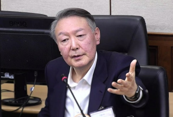 윤석열 전 대통령이 지난 26일 서울 서초구 서울중앙지법에서 열린 특수공무집행방해, 직권남용 권리행사방해 등 혐의 사건 결심 공판에서 최후 진술을 하고 있다. 서울중앙지법 ·연합뉴스