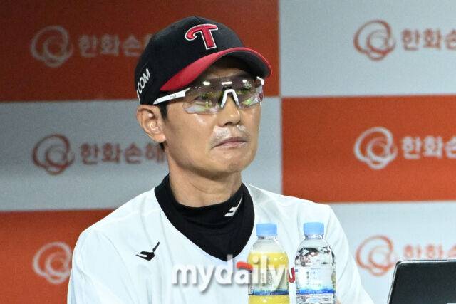 LG 염경엽 감독이 경기를 지켜보고 있다./마이데일리