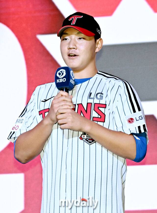 경기항공고 양우진이 17일 오후 서울 잠실 롯데호텔에서 진행된 '2026 KBO 신인 드래프트'에서 1라운드 8순위로 LG에 지명된 뒤 소감을 밝히고 있다./마이데일리