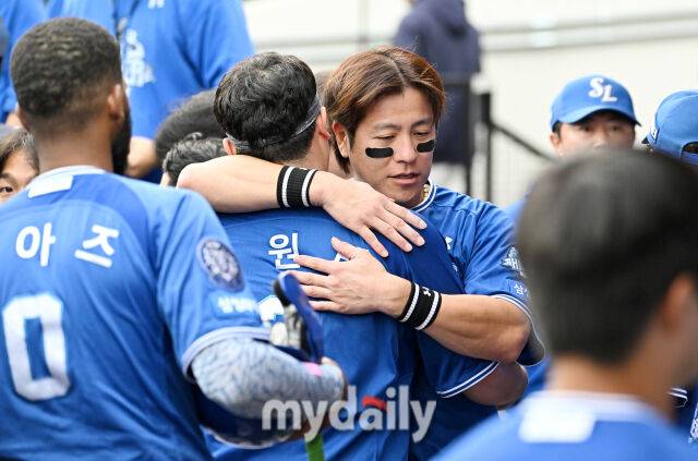 19일 오후 대전광역시 중구 대전한화생명볼파크에서 진행된 '2025 프로야구 KBO리그 포스트시즌' 플레이오프(PO) 2차전 한화이글스와 삼성라이온즈의 경기. 삼성 강민호가 7회말을 무실점으로 막은 최원태와 포옹을 하고 있다./마이데일리